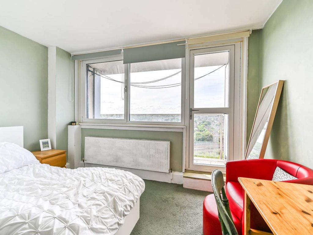 2 bed flat for sale in Weybridge Point, Sheepcote Lane, Battersea, London SW11, £255,000