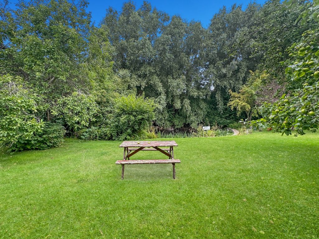 1 bed flat for sale in Oyster Row, Cambridge CB5, £215,000