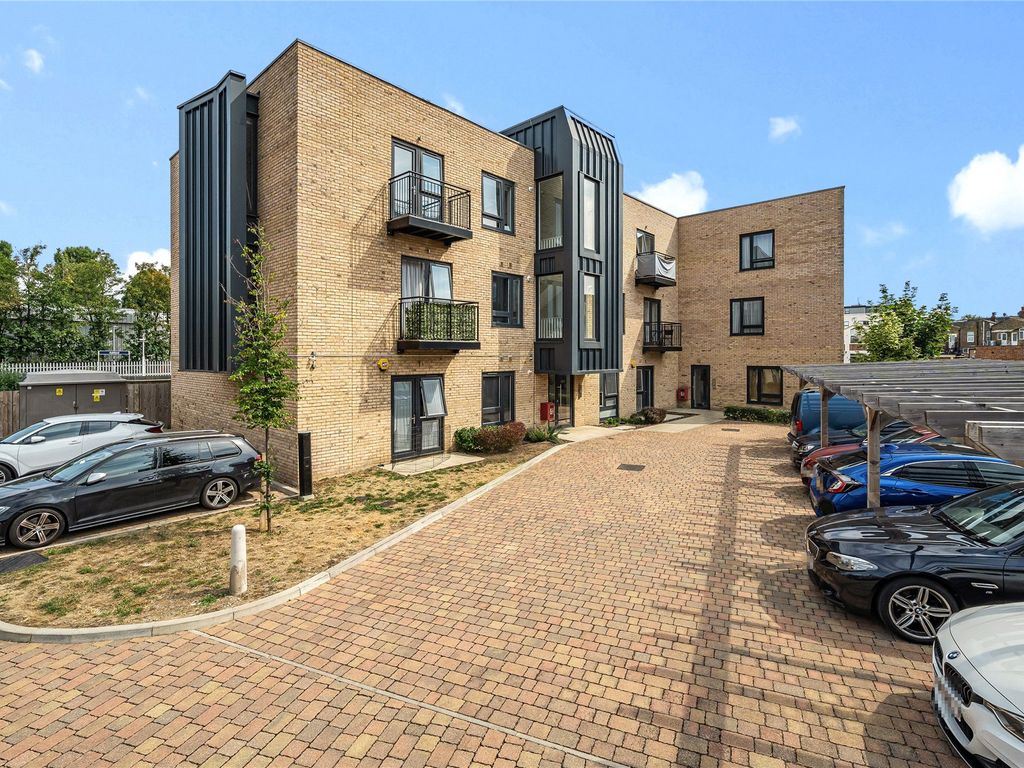 1 bed flat for sale in Ashford, Surrey TW15, £300,000