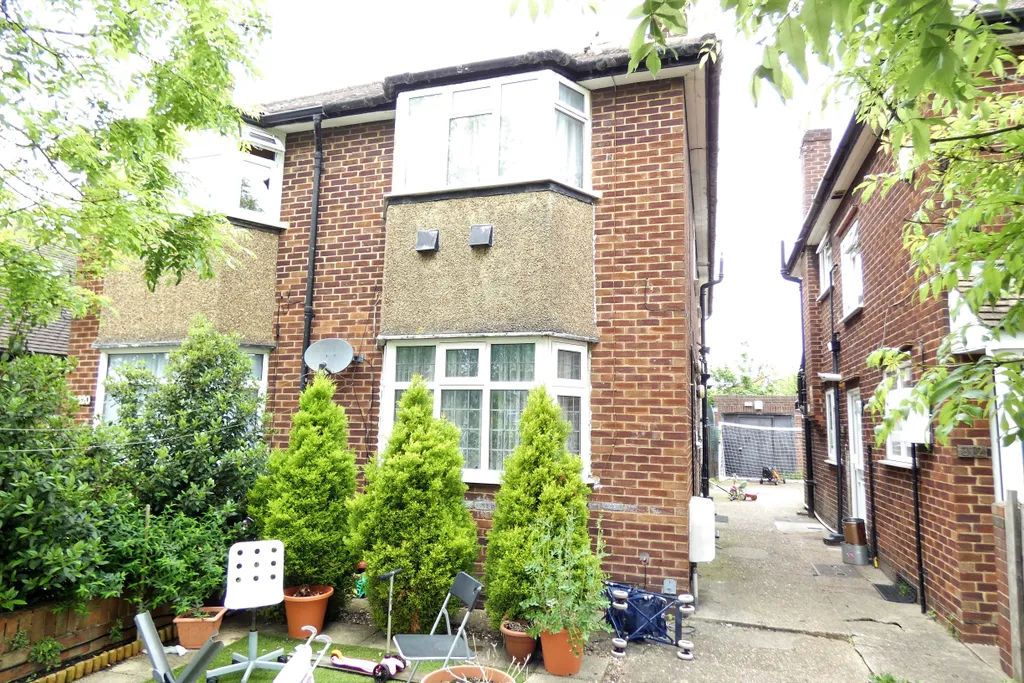 2 bed maisonette for sale in Staines Road, Bedfont, Feltham TW14, £185,000