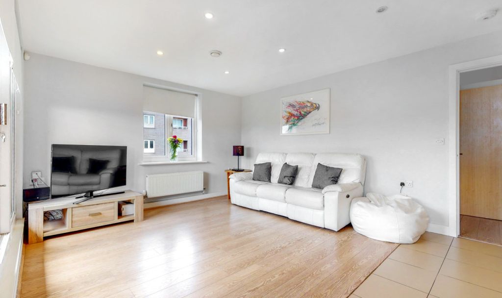 2 bed flat for sale in Southbury Road, Enfield EN3, £150,000
