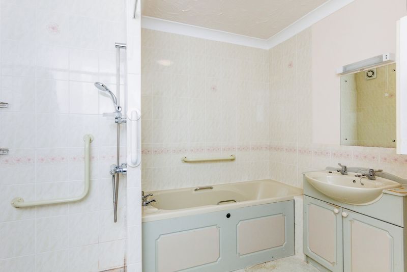 2 bed flat for sale in Cwrt Sant Tudno, Llandudno LL30, £130,000