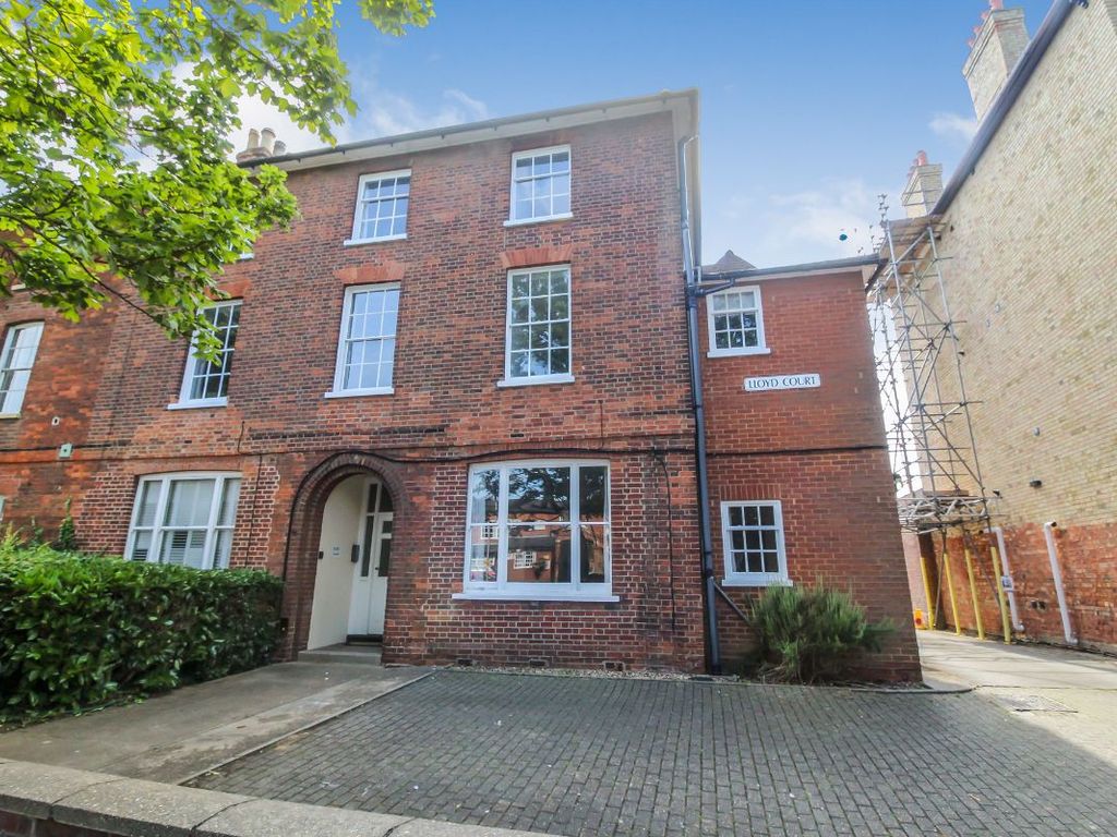 2 bed flat for sale in The Crescent, Bedford MK40, £190,000