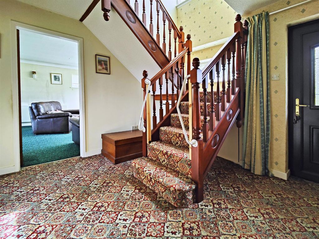 3 bed detached house for sale in Castleton Avenue, Carlton, Nottingham NG4, £300,000