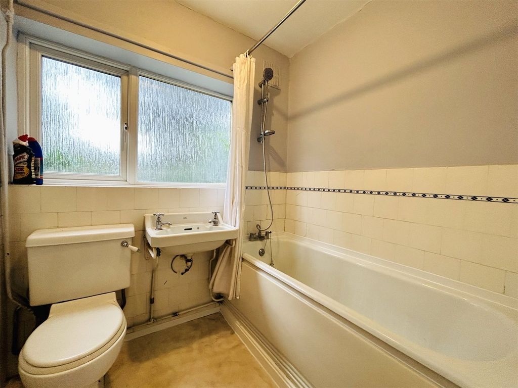 2 bed maisonette for sale in Windermere Road, Reading, Berkshire RG2, £200,000