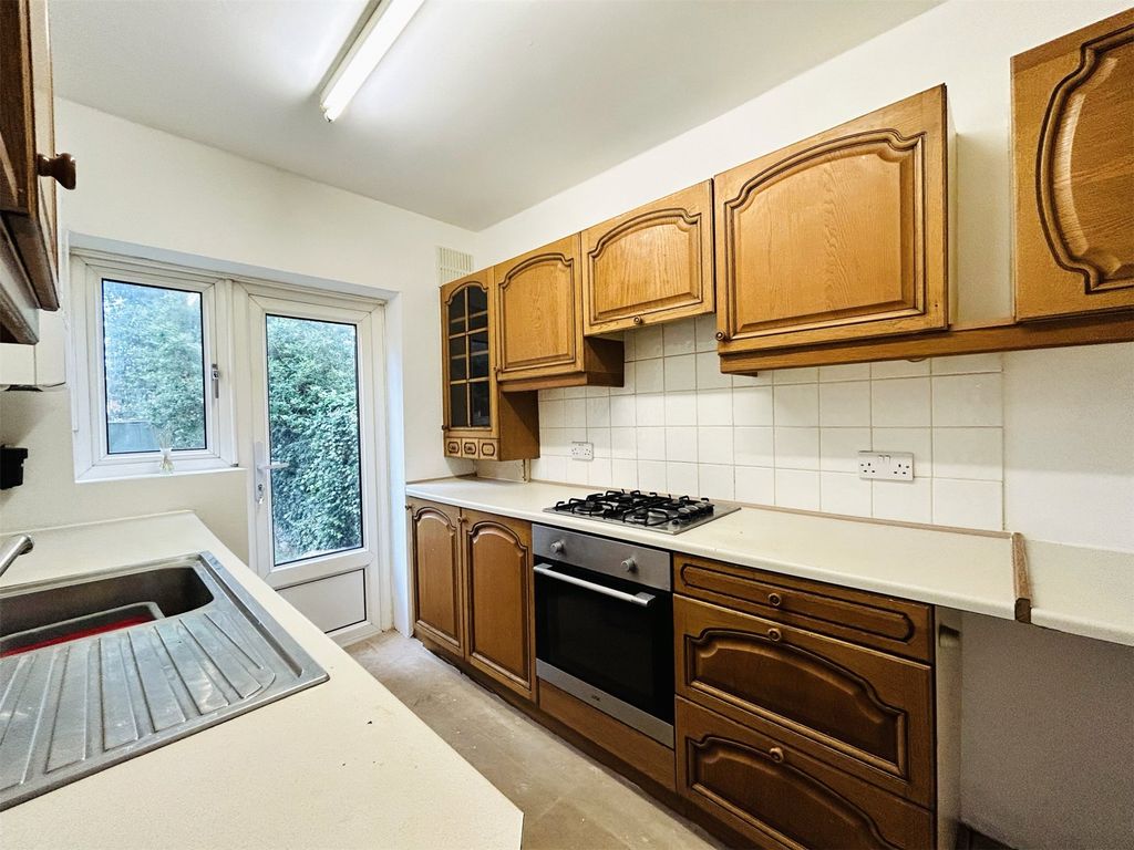 2 bed maisonette for sale in Windermere Road, Reading, Berkshire RG2, £200,000