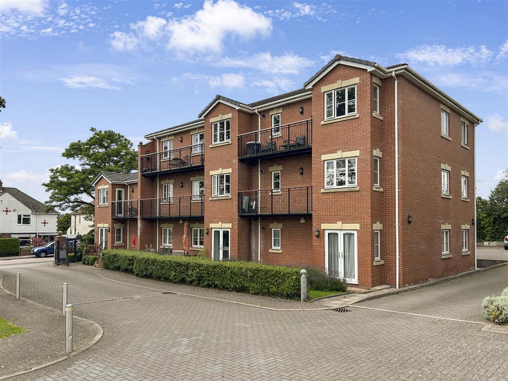 3 bed flat for sale in Robina Court, Coundon, Coventry CV6, £200,000