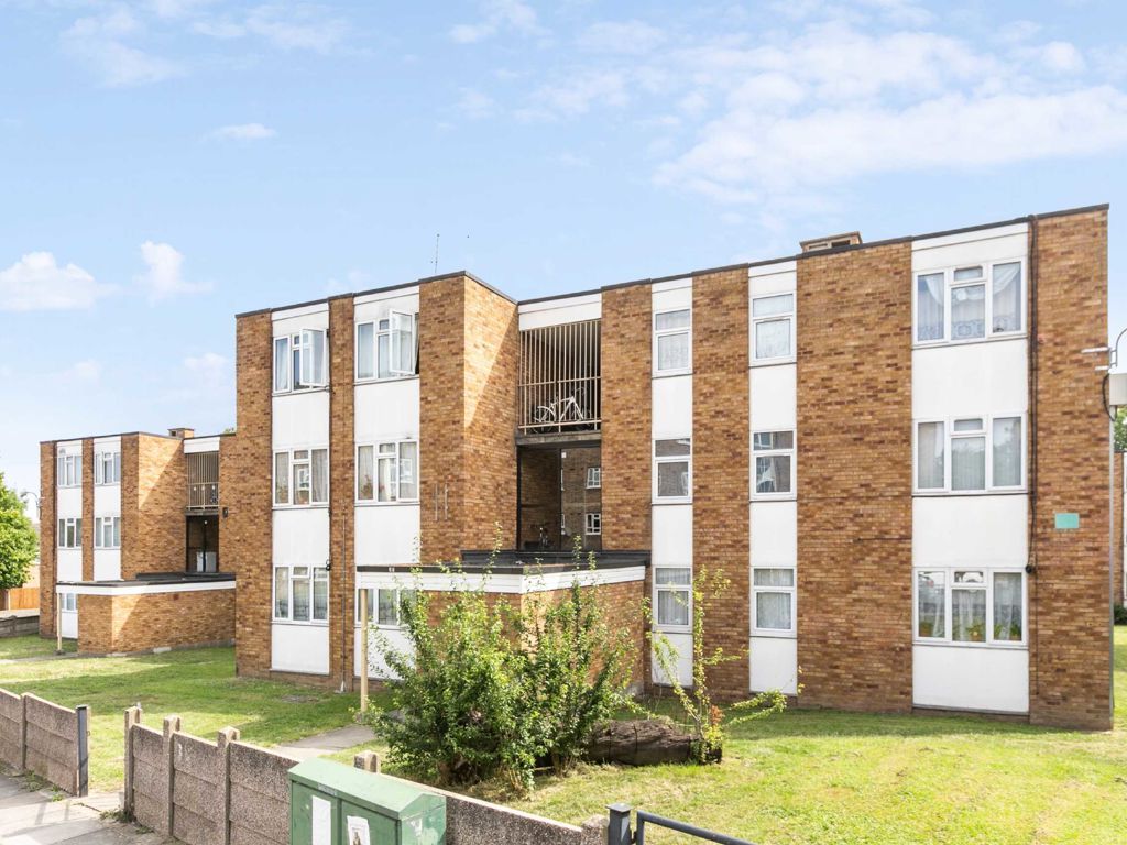 1 bed flat for sale in Ashley Crescent, London SW11, £300,000