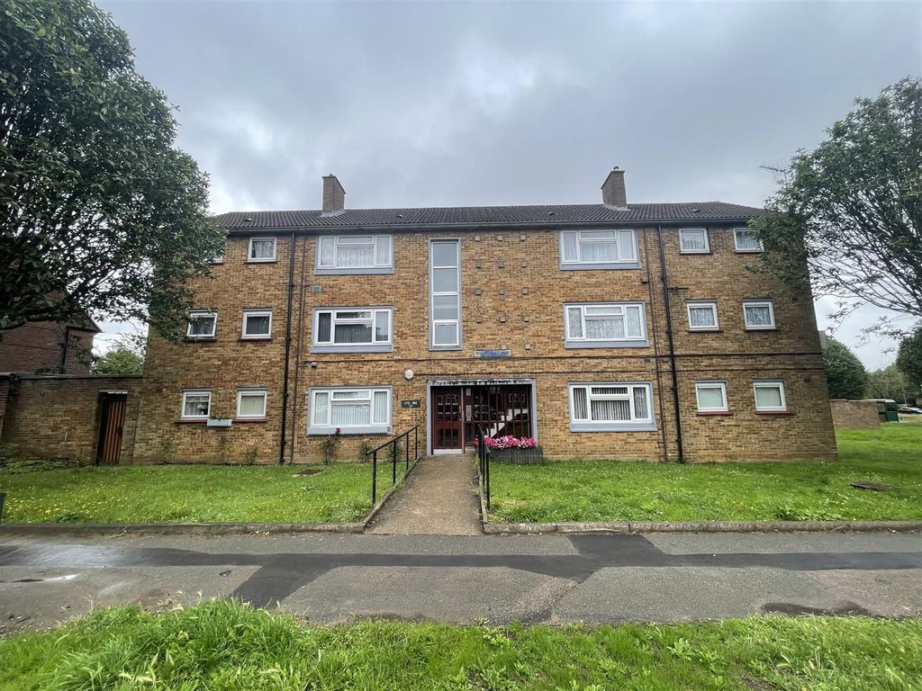 2 bed flat for sale in Whipperley Way, Luton, Bedfordshire LU1, £175,000
