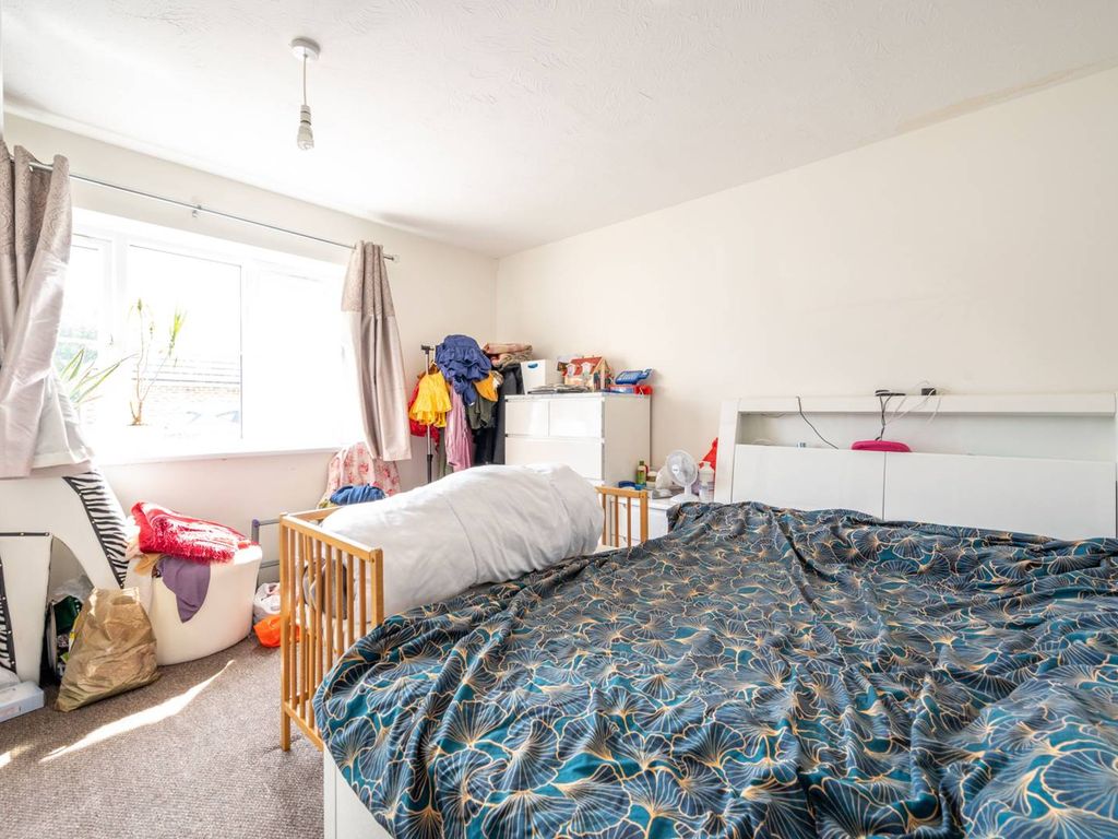 2 bed flat for sale in Wanderer Drive, Barking IG11, £275,000