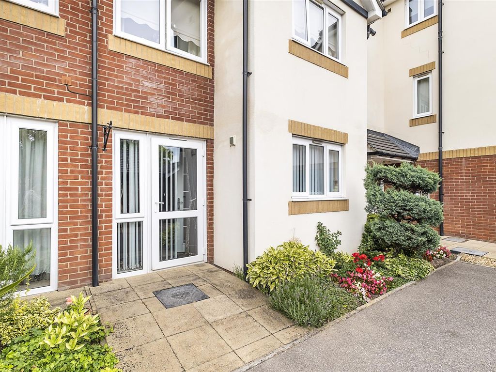 1 bed flat for sale in Elm Grove, Epsom KT18, £170,000