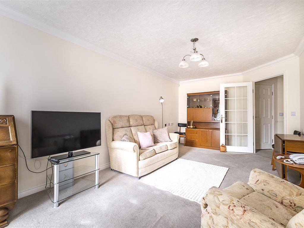 1 bed flat for sale in Elm Grove, Epsom KT18, £170,000