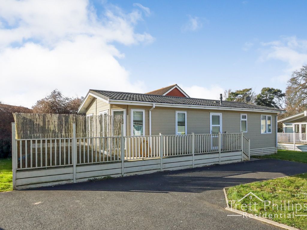 2 bed mobile/park home for sale in Bacton Road, North Walsham, Norfolk NR28, £140,000