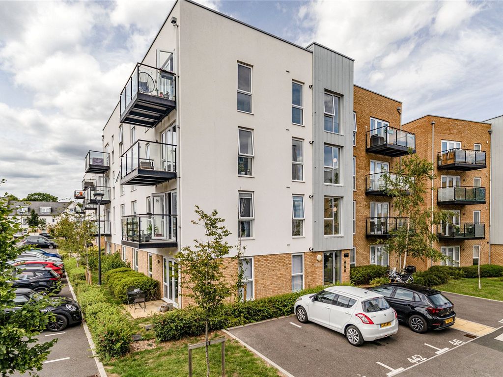 2 bed flat for sale in Addlestone, Surrey KT15, £300,000