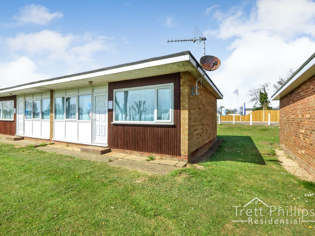 2 bed mobile/park home for sale in Beach Road, Hemsby, Great Yarmouth, Norfolk NR29, £26,000