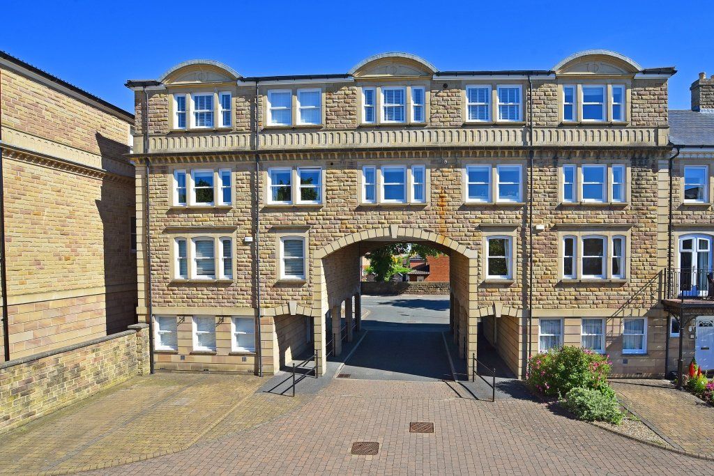 2 bed flat for sale in Queens Gate, Harrogate HG1, £267,000