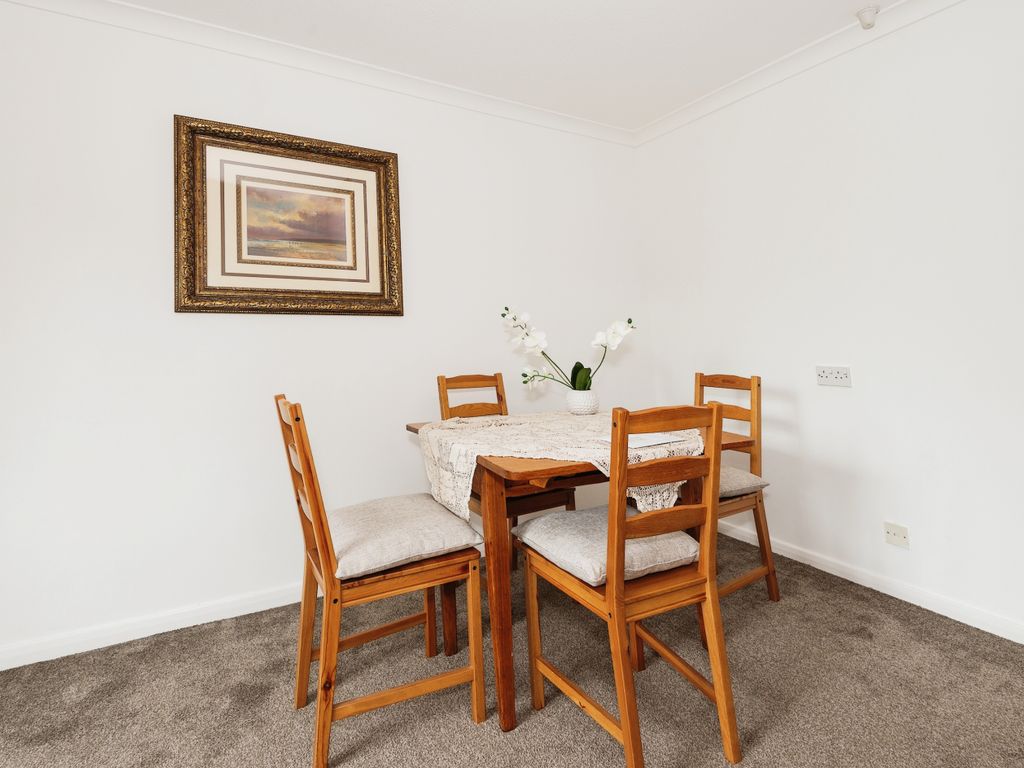 1 bed flat for sale in West End Lane, Esher KT10, £170,000