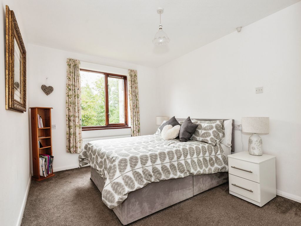 1 bed flat for sale in West End Lane, Esher KT10, £170,000