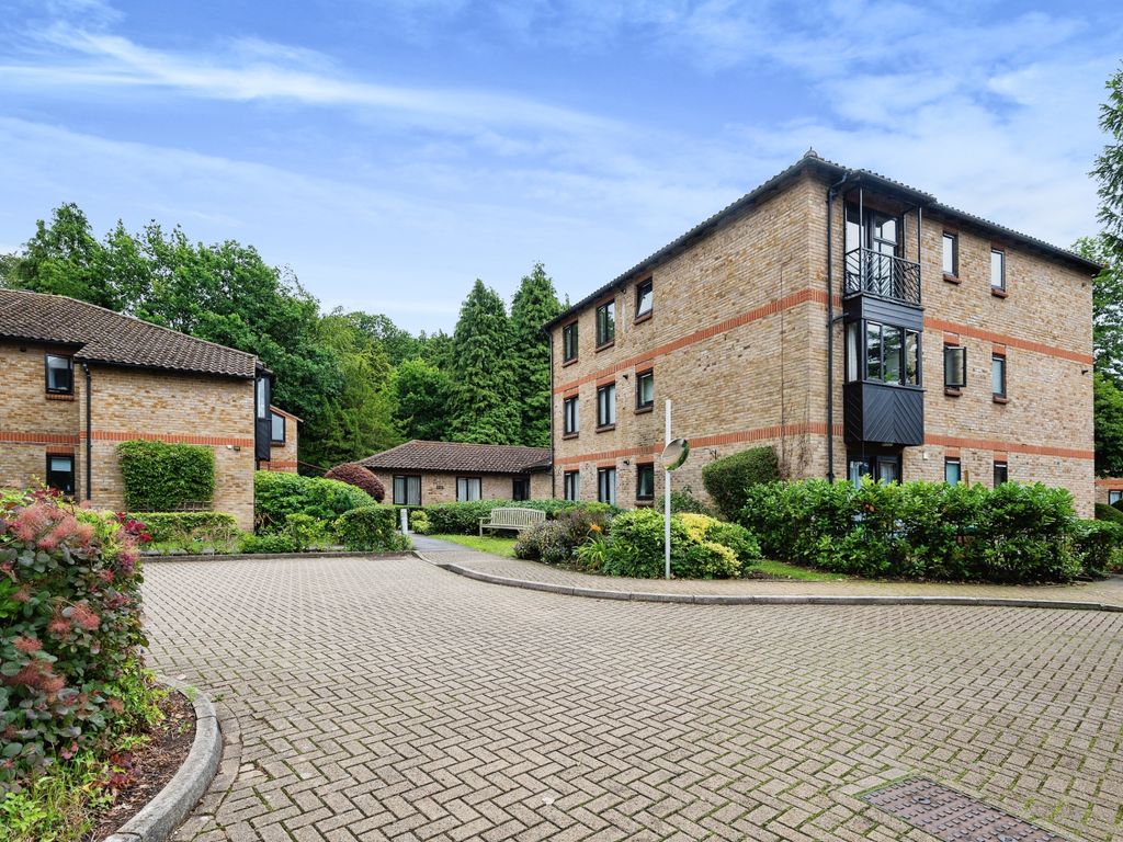 1 bed flat for sale in West End Lane, Esher KT10, £170,000