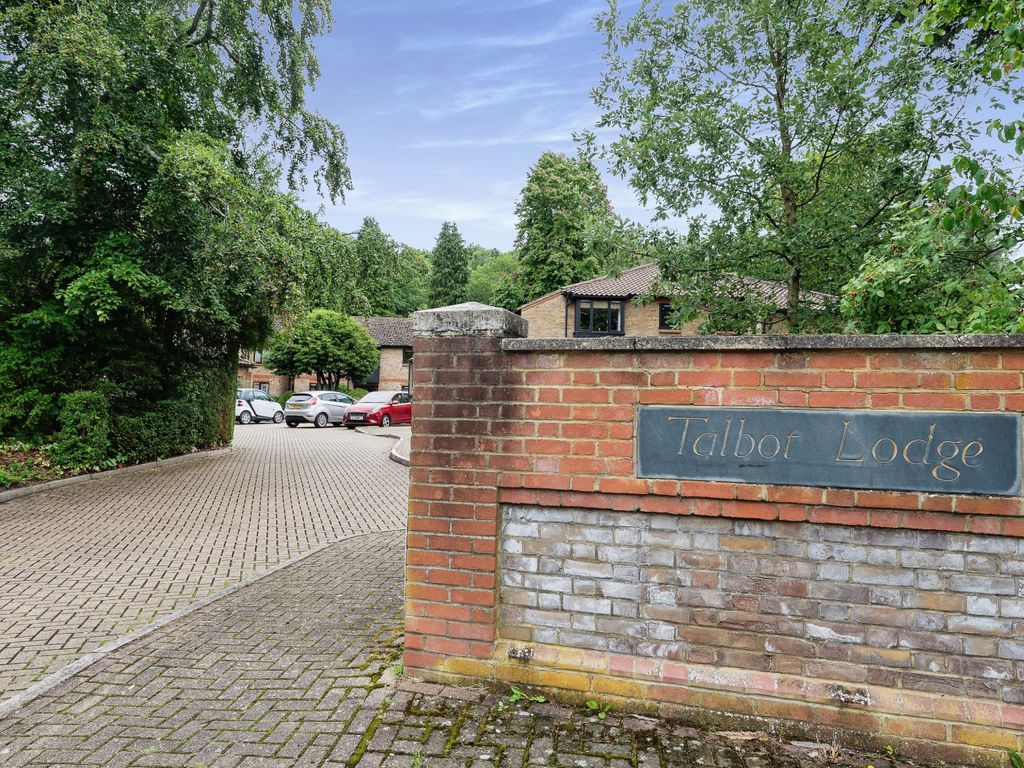 1 bed flat for sale in West End Lane, Esher KT10, £170,000