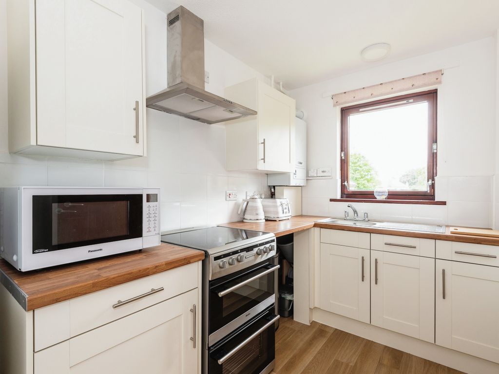 1 bed flat for sale in West End Lane, Esher KT10, £170,000