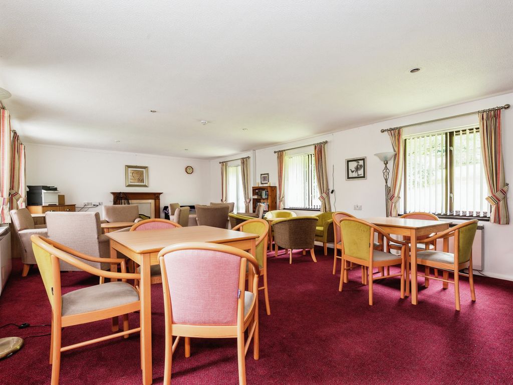 1 bed flat for sale in West End Lane, Esher KT10, £170,000