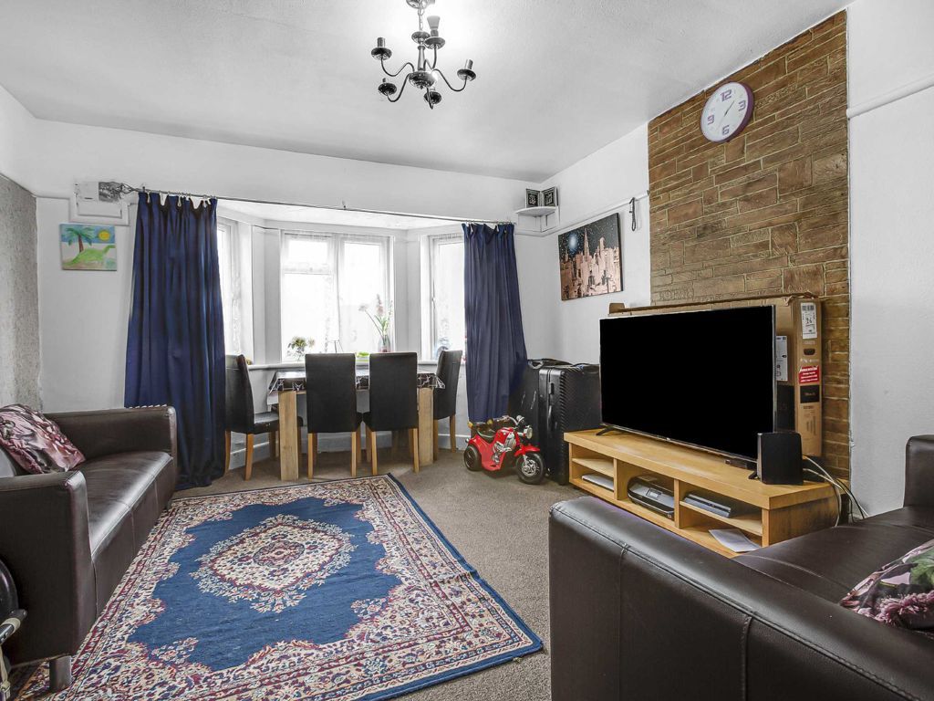 2 bed flat for sale in Great West Road, Hounslow TW5, £260,000