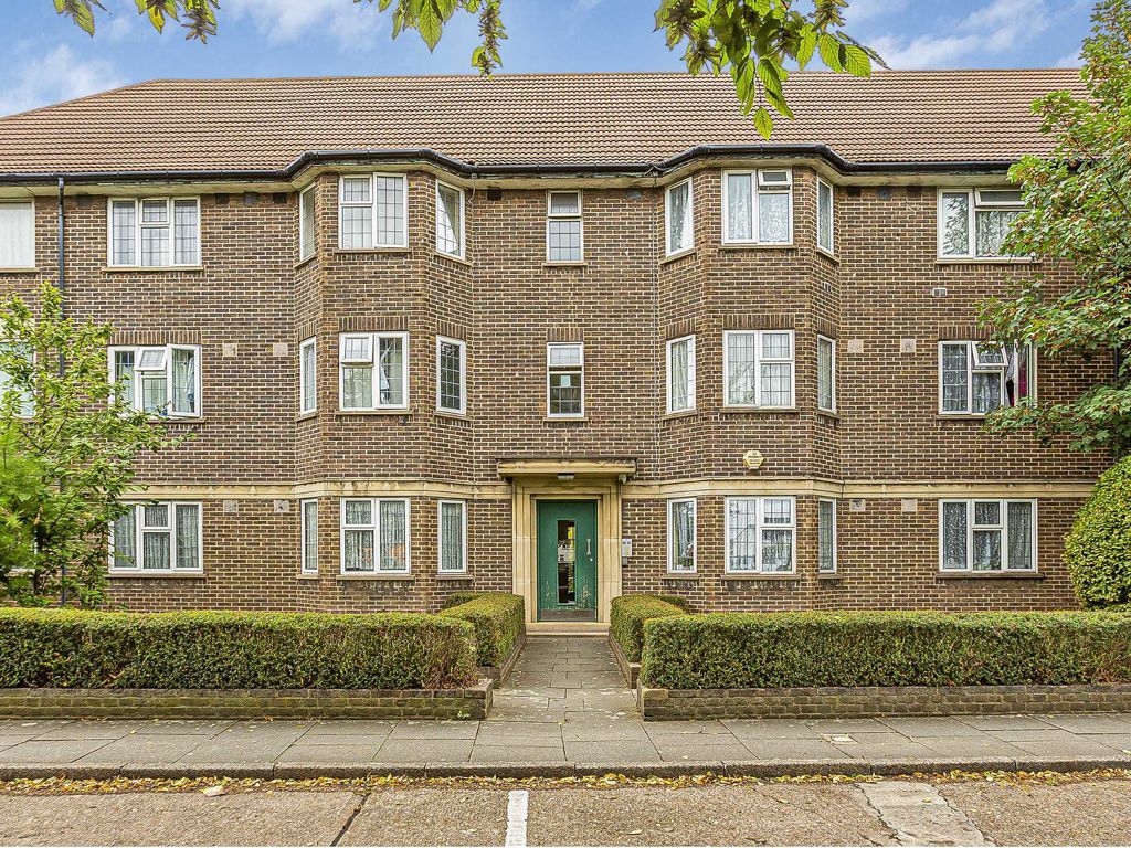 2 bed flat for sale in Great West Road, Hounslow TW5, £260,000