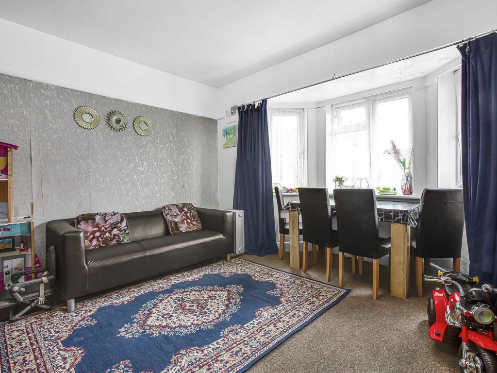 2 bed flat for sale in Great West Road, Hounslow TW5, £260,000