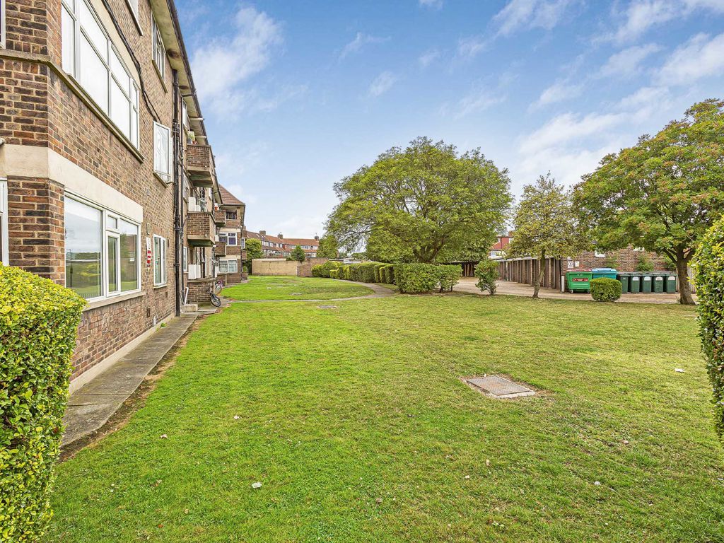 2 bed flat for sale in Great West Road, Hounslow TW5, £260,000