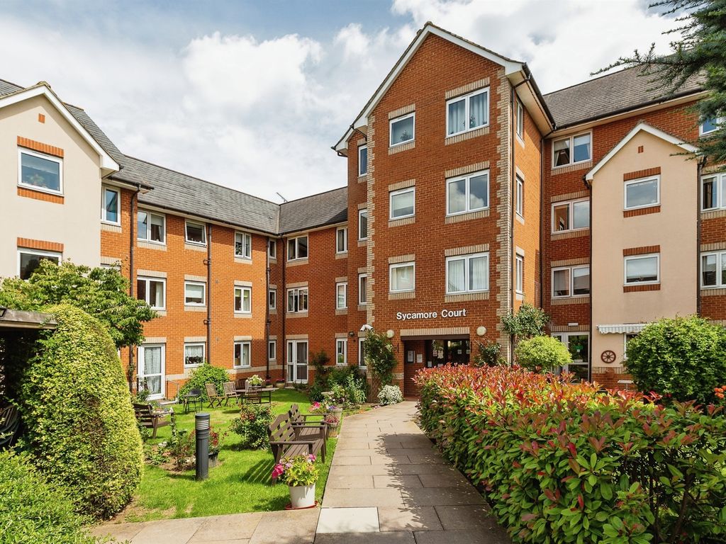 1 bed flat for sale in Willow Road, Aylesbury HP19, £110,000