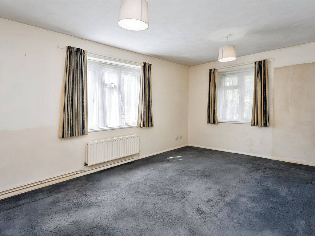 2 bed flat for sale in Kilnbarn Court, Haywards Heath RH16, £100,000