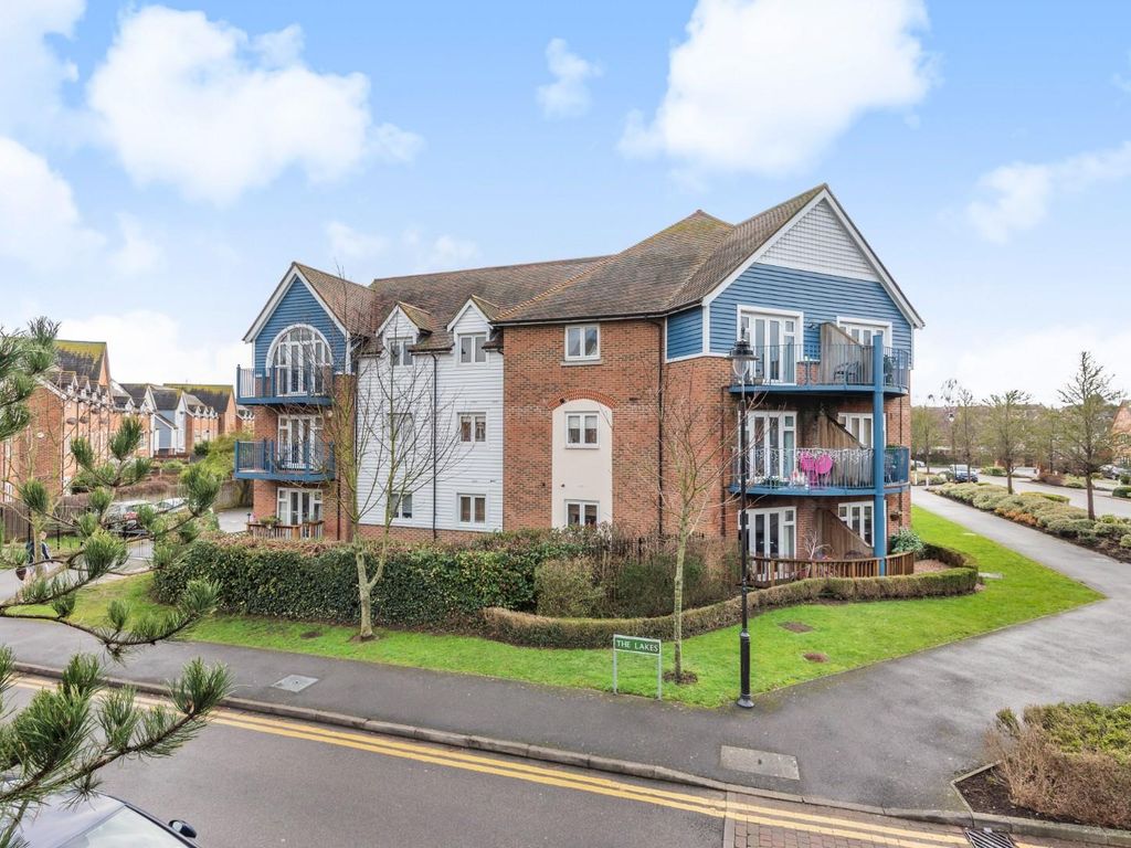 2 bed flat for sale in The Lakes, Larkfield, Aylesford ME20, £240,000