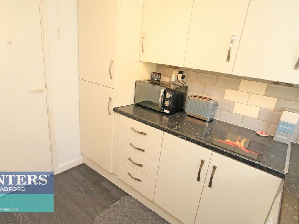 2 bed flat for sale in Frizley Gardens, Bradford BD9, £94,950