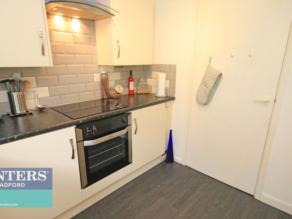 2 bed flat for sale in Frizley Gardens, Bradford BD9, £94,950