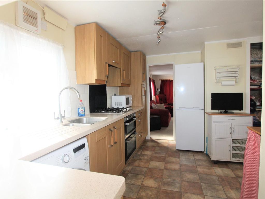 2 bed mobile/park home for sale in First Avenue, Holly Lodge, Lower Kingswood, Tadworth KT20, £150,000