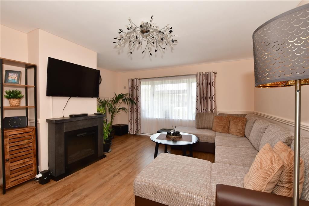 2 bed flat for sale in The Knares, Basildon, Essex SS16, £225,000