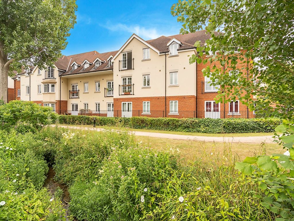 2 bed flat for sale in Peppermint Road, Hitchin SG5, £300,000