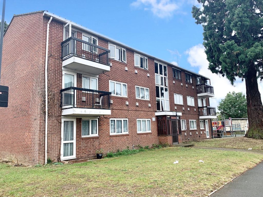 2 bed flat for sale in Grampian Way, Langley SL3, £250,000