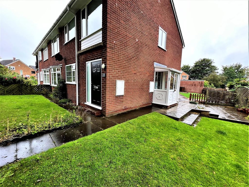2 bed flat for sale in Weetworth Park, Castleford WF10, £120,000