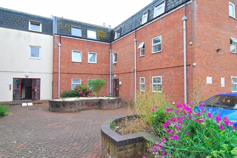 2 bed flat for sale in Lesanne Court, Parliament Street, Gloucester GL1, £110,000