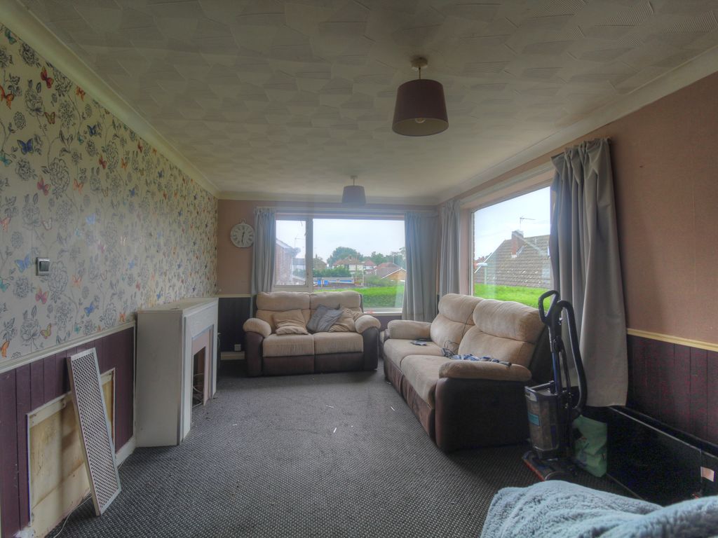 2 bed flat for sale in Stirling Close, Lowestoft NR32, £65,000