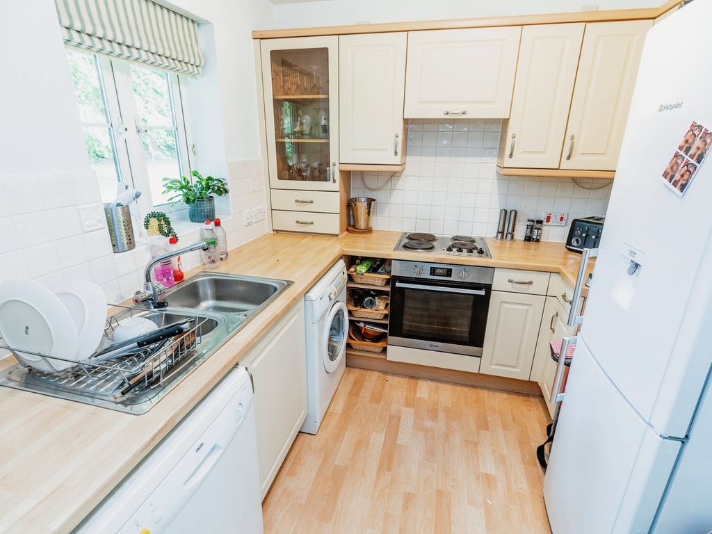 2 bed flat for sale in Sally Hill, Bristol BS20, £260,000