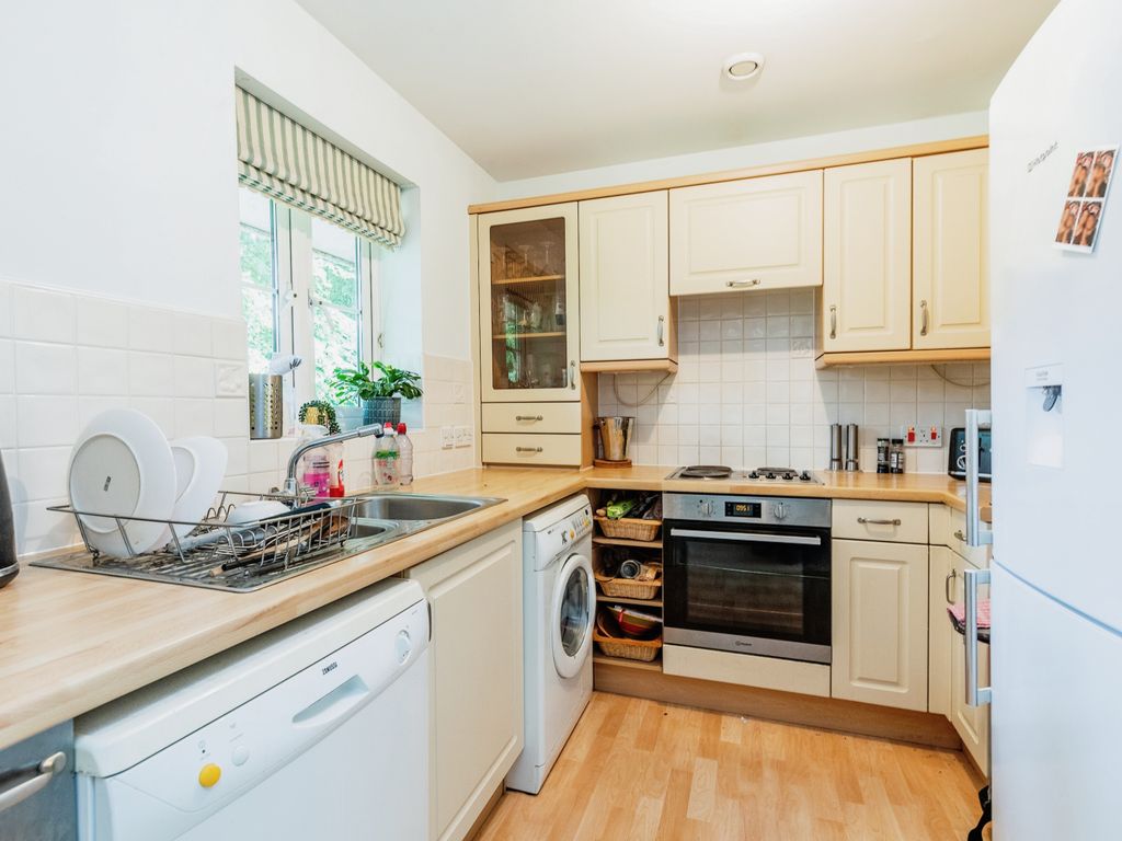 2 bed flat for sale in Sally Hill, Bristol BS20, £260,000