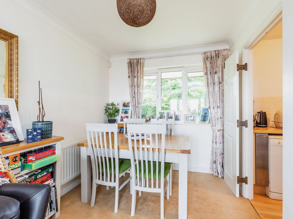 2 bed flat for sale in Sally Hill, Bristol BS20, £260,000