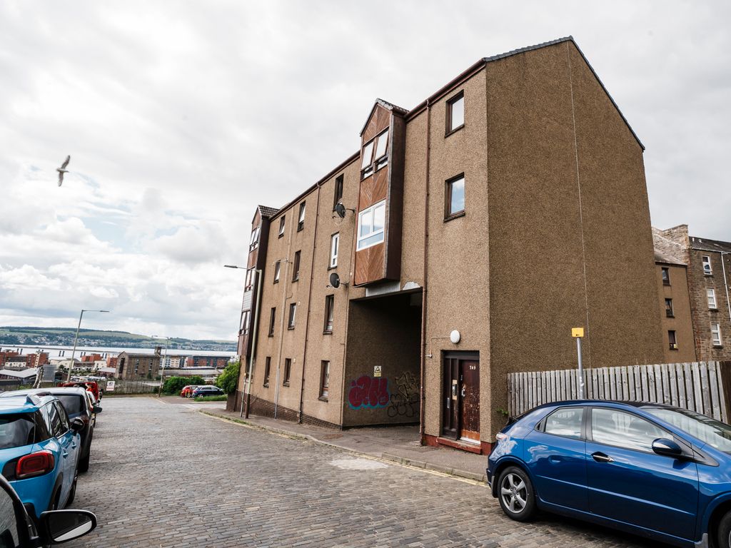 2 bed flat for sale in Robertson Street, Dundee DD4, £85,000