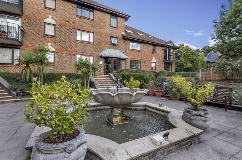 2 bed flat for sale in French Apartments, Lansdowne Road, Purley CR8, £300,000