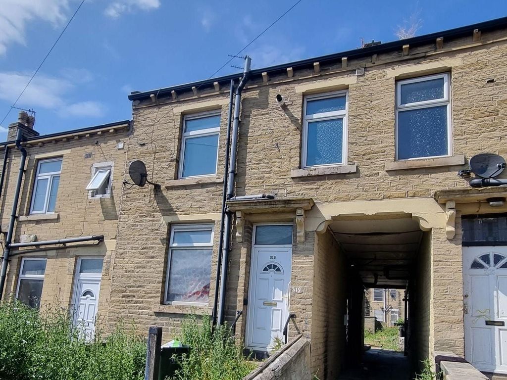 3 bed terraced house for sale in Girlington Road, Bradford BD8, £85,000