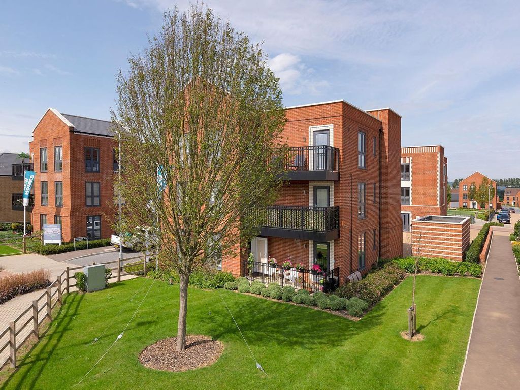 2 bed flat for sale in Baddlesmere Drive, Kings Hill ME19, £325,000