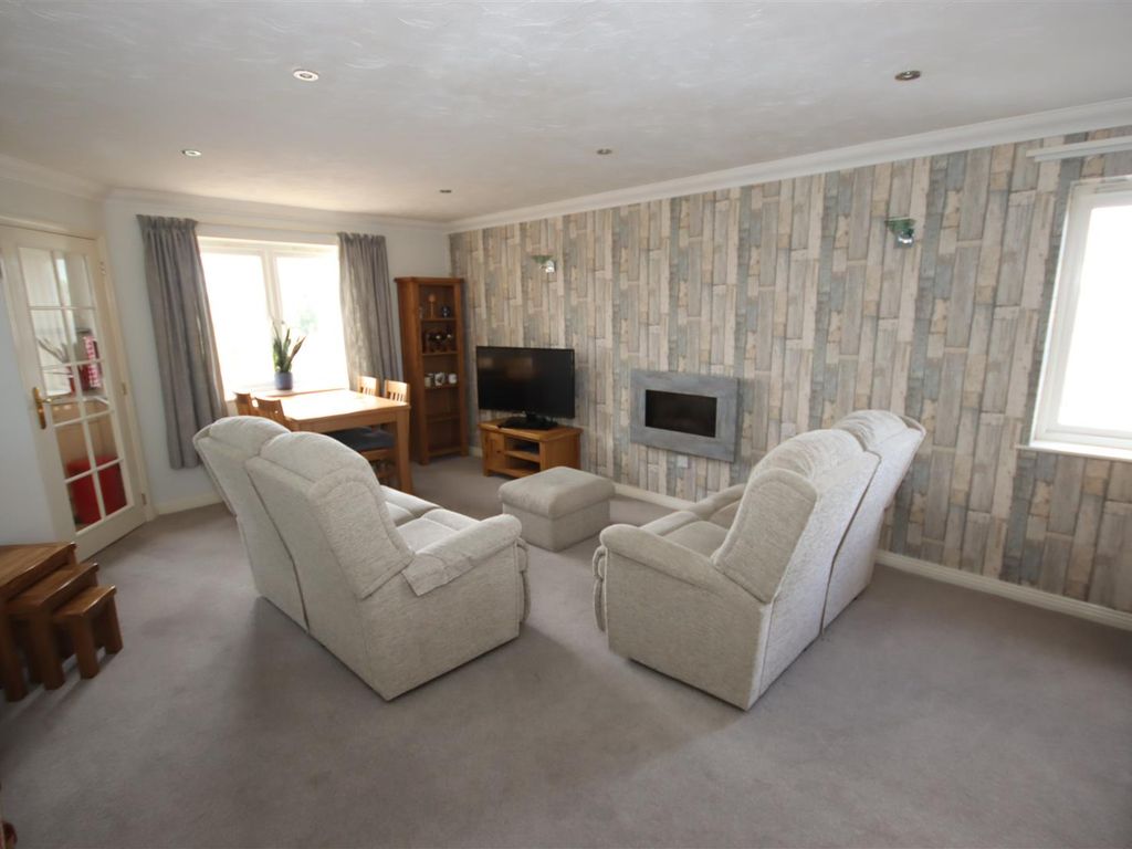 1 bed flat for sale in Castle Lodge, Gladstone Road, Chippenham SN15, £150,000